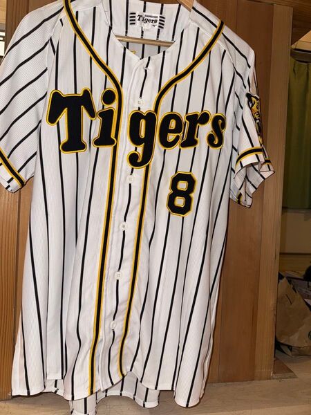 阪神タイガース ユニフォーム 背番号8 佐藤輝明ユニフォーム。Lサイズで即購入可能