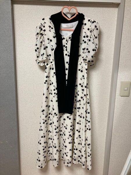 TOCCO closetボウタイリボン付きギャザースリーブチェリープリントワンピース