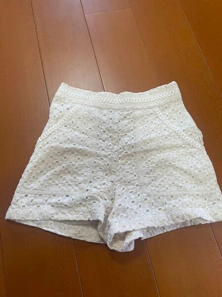 ZARA刺繍ショートパンツ オフホワイト