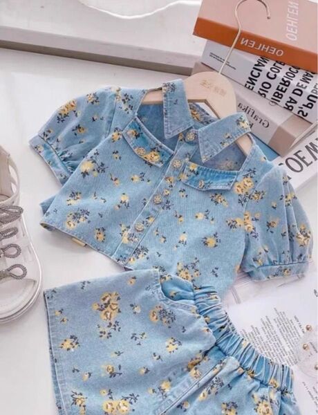 デニムブルーの花柄シャツとショートパンツのセット、110cmサイズ