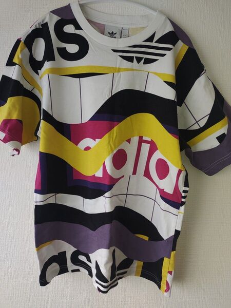 adidas マルチカラー Tシャツ O