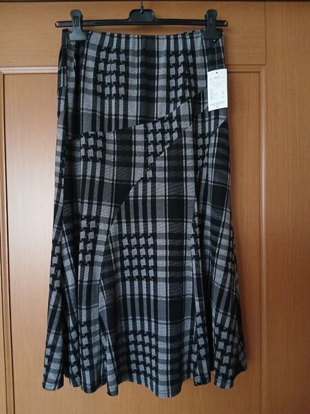 タグ付き未使用 チェック柄スカート モノトーン フレア LLサイズ