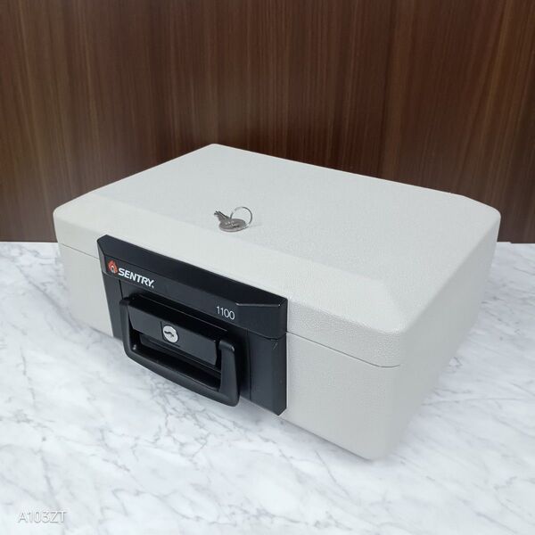 ●送料無料 良品 SENTRY セントリー 1100 ポータブル 耐火保管庫 耐火金庫 手提げ金庫 小型 金庫 鍵式 防犯対策