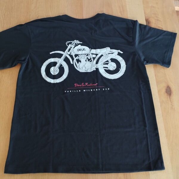 新品 DEUS バックプリントTシャツ L