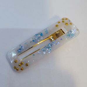 レジンに星等のパーツを閉込めたホワイト系のヘアクリップになります。