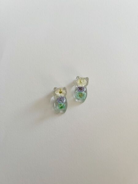 ハンドメイド ドライフラワー入り猫ピアス レジン