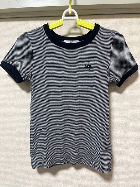 SLY スライ クロップド丈 ブランドロゴTシャツ