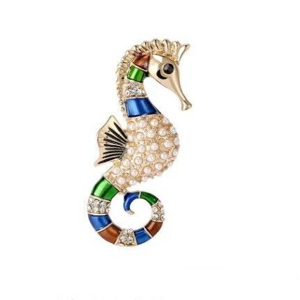 ブローチ タツノオトシゴ パールブローチ 人工真珠 イミテーションパール ジルコニア ラインストーン 上品 アクセサリーピン