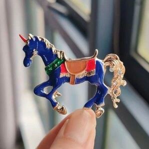 ブローチ ユニコーンA 青 ブルー エナメルブローチ 馬 華麗 上品 アクセサリーピン