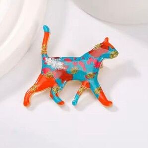 ブローチ マルチカラーのネコA エナメルブローチ カラフル かわいい 可愛い 上品 華麗