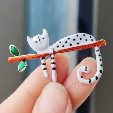 ブローチ 小枝と白猫 ネコ ねこ エナメルブローチ アクセサリーピン かわいい 可愛い