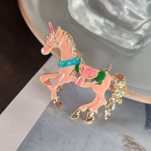ブローチ ユニコーンB ピンク エナメルブローチ 馬 華麗 上品 アクセサリーピン