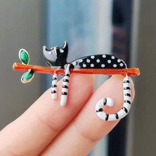 ブローチ 小枝と黒猫 ネコ ねこ エナメルブローチ アクセサリーピン かわいい 可愛い