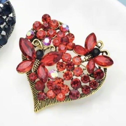 ブローチ ハートC 蝶と花 レッド 赤いジルコニア ゴールドカラー 可愛い