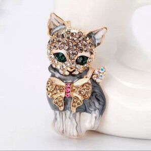 ブローチ ペンダントトップ リボンをした猫 ジルコニア ラインストーン かわいい 可愛い 上品