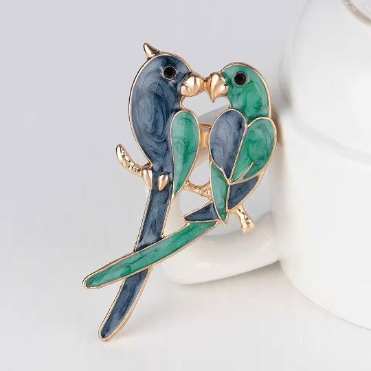 ブローチ オウム おうむ 2羽の鳥 トリ エナメルブローチ ブルー系 青系 上品 清楚 可愛い かわいい アクセサリーピン