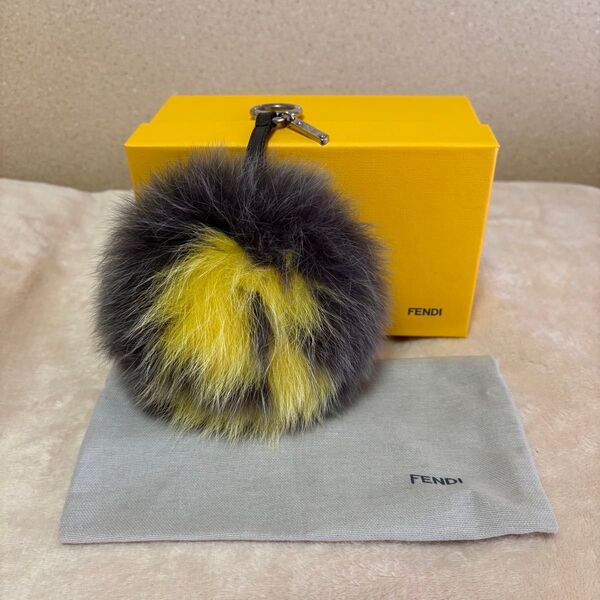 フェンディ FENDI ファー キーホルダー チャーム グレーイエロー