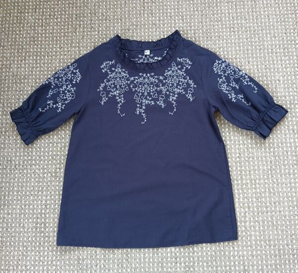 クーポン使って400円未使用刺繍入りネイビーチェニックブラウスM