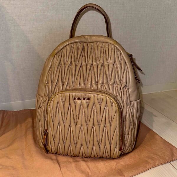 【大人気商品】ミュウミュウmiumiuマテラッセ リュックサック レザーピンク系 ブラウン系 バックパックタイプ ラムスキン