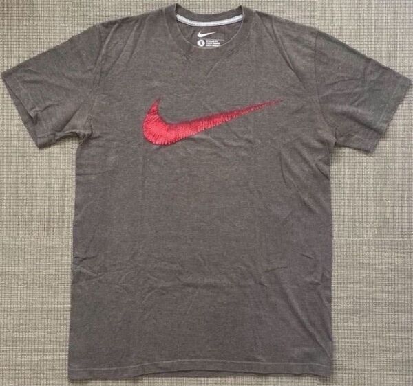 ◆NIKE SWOOSH 刺繍風プリント Tシャツ グレーブラウン Lサイズ
