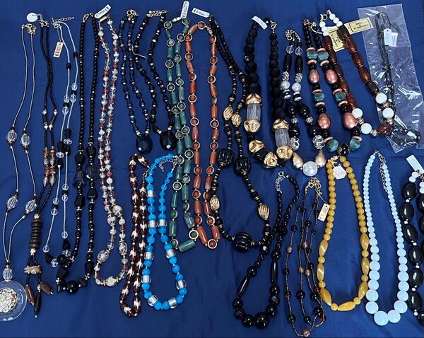 ヴィンテージ ネックレス 22本 まとめ売り 大量 ガラス 天然石等 イタリア フランス 西ドイツ等 素材取りにも
