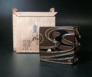 茶道具 漆 水立蓋置 井波慶州 金属製 木箱付き 重量約70g 幅約4cm 高さ約4cm チョコレート色 / 茶具 煎茶道具