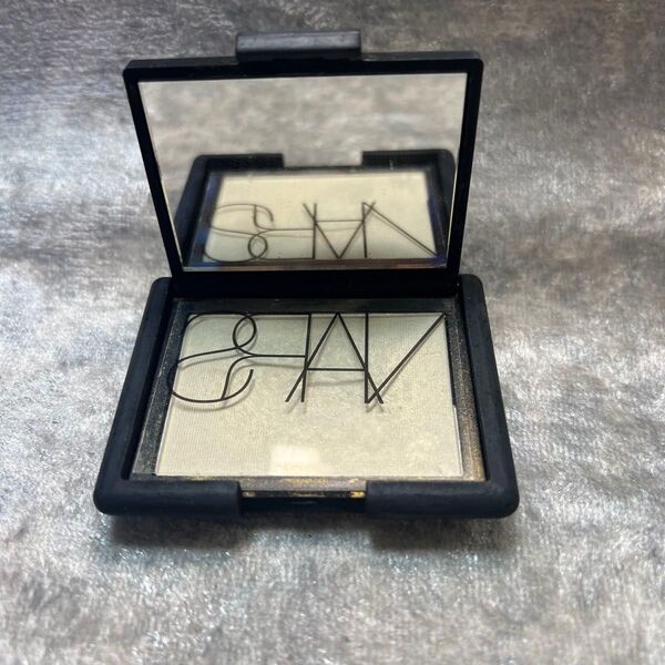 NARS ハイライティングブラッシュパウダー 5220 Albatross