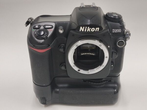 基本動作確認済 Nikon D200 バッテリーグリップ付 デジタル一眼レフカメラ シャッターストローク深め (616)