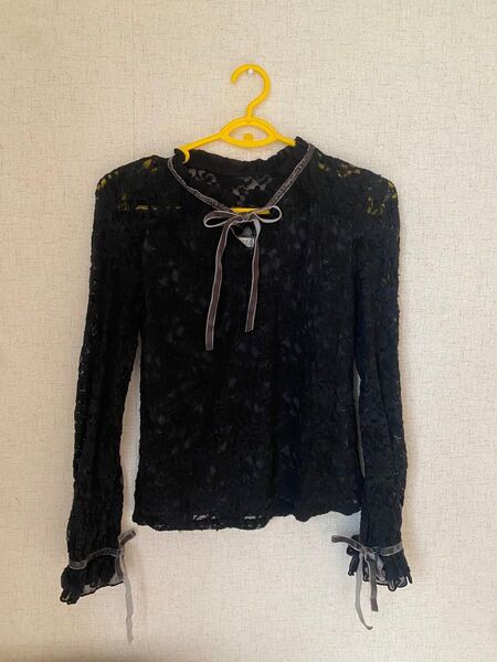 黒のレースブラウス
