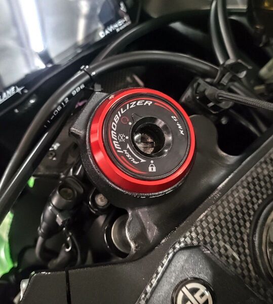 KAWASAKI キーシリンダーガーニッシュ キーシリンダーカバー ZX25R ZX4R ZX10R Z900RS レッド