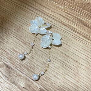 ホワイトフラワーピアス パール付き ピアス 結婚式
