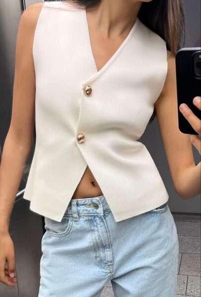 ZARA ゴールドボタン ニット ベストトップス
