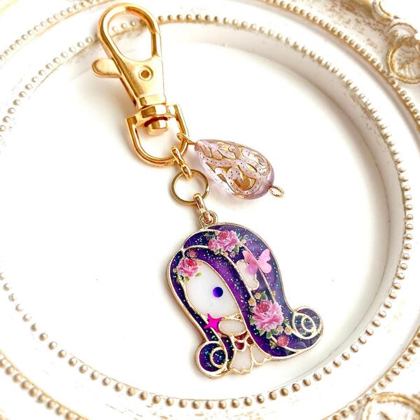 パープルフラワーアマビエキーホルダー レジンチャーム レジンキーホルダー ハンドメイド バッグチャーム レジン 妖怪 お花