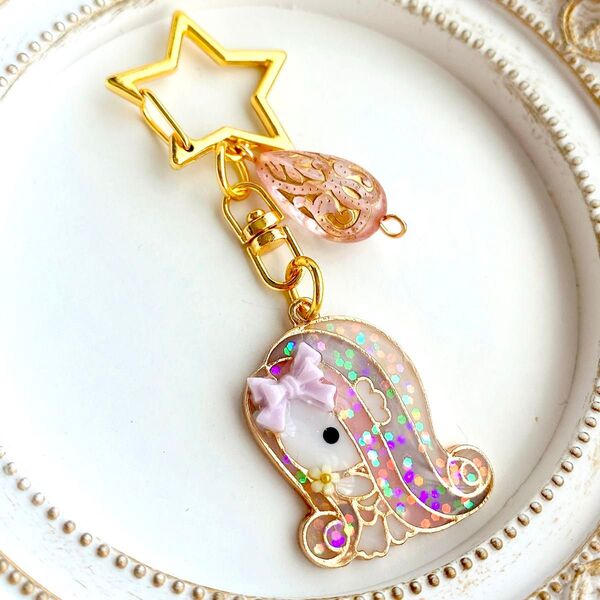 薄ピンクとパープルのアマビエキーホルダー レジンキーホルダー レジンチャーム バッグチャーム レジン ハンドメイド 可愛い 優しい