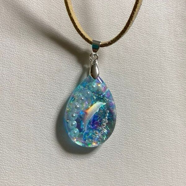 ☆307 【訳あり】ペンダント イルカ ブルー系 レジン ハンドメイド