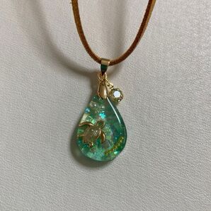 ☆309 ペンダント 海亀 グリーン レジン ハンドメイド