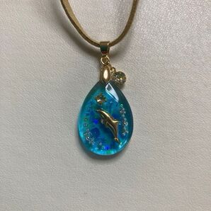 ☆311 ペンダント イルカ ブルー レジン ハンドメイド