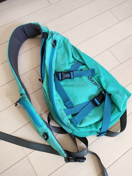 patagonia Atom 8L ワンショルダー スリング ボディバッグ グリーン