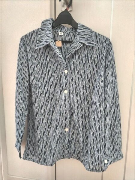 新品 シニア 長袖ブラウス 青系 幾何学模様 11号