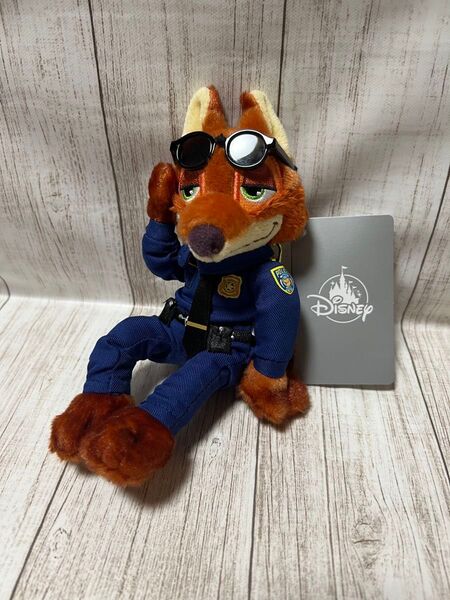 ディズニーストア ニックワイルド ぬいぐるみキーホルダー プラッシュキーチェーン 店舗限定 警察官ニック イケてるぬいぐるみ