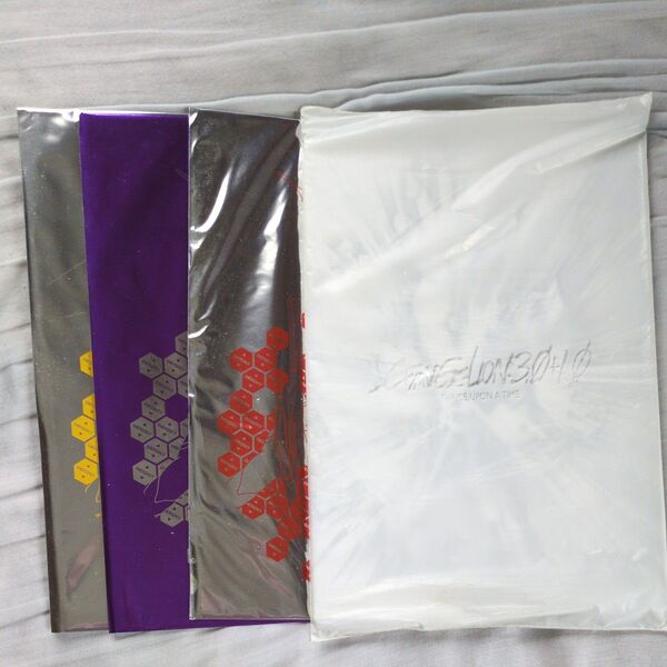 新劇場版エヴァンゲリオン 初版未開封品パンフレット&未開封品コラボクリアファイル3枚組み 全て未開封品未使用品です。