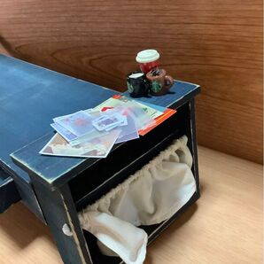 ミニチュアドールハウス ベットと肘出し付き家具