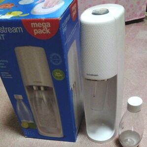 SodaStream SPIRITメガパック 炭酸水メーカーソーダストリーム。本体とボトル。