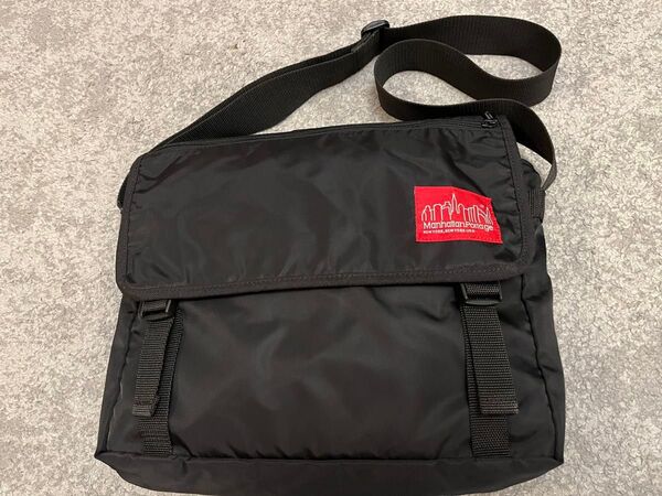 Manhattan Portage ショルダーバッグ メッセンジャーバッグ メンズ 斜めがけ 大きめ A4 B6 PC ブラック