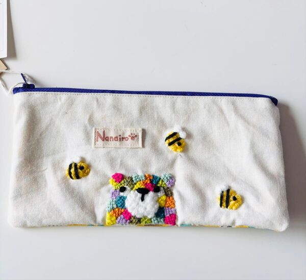 ダーニング刺繍のフラットポーチ クマ