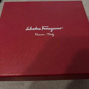 フェラガモ二つ降り財布。