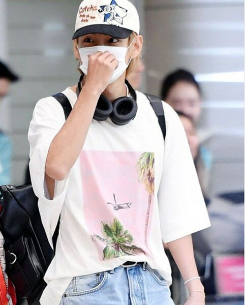 BTS テテTシャツ Vが着用したプリントTシャツ
