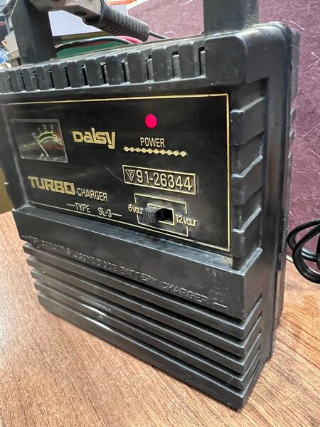 自動車 バイク 農機具 電動自転車 他 バッテリーターボチャージャーDaisy6V&12V電源テスト点灯OK バッテリー充電器