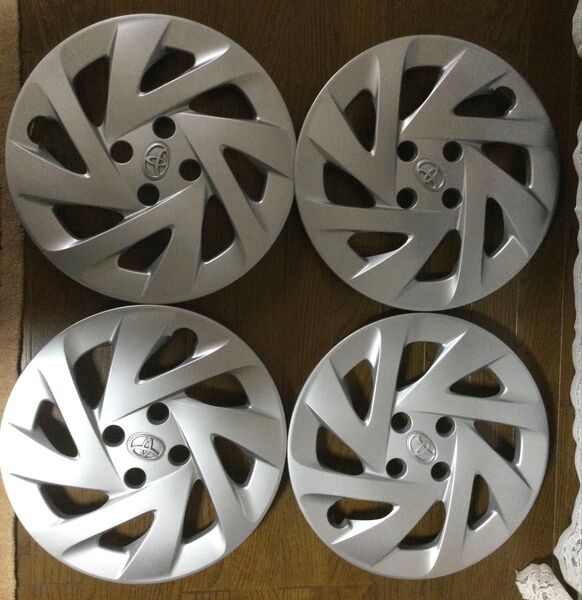 トヨタ 純正 アクア ホイールキャップ 品番42602-52620 4枚セット 美品