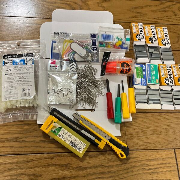 文房具 まとめ売り クリップ、カッターナイフ、ホッチキス針7箱弱、ドライバー、他